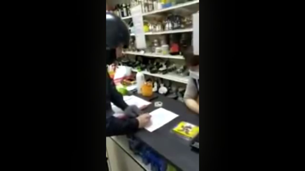 Посмотреть ролик Росгвардеец разъясняет по поводу проверок и масок